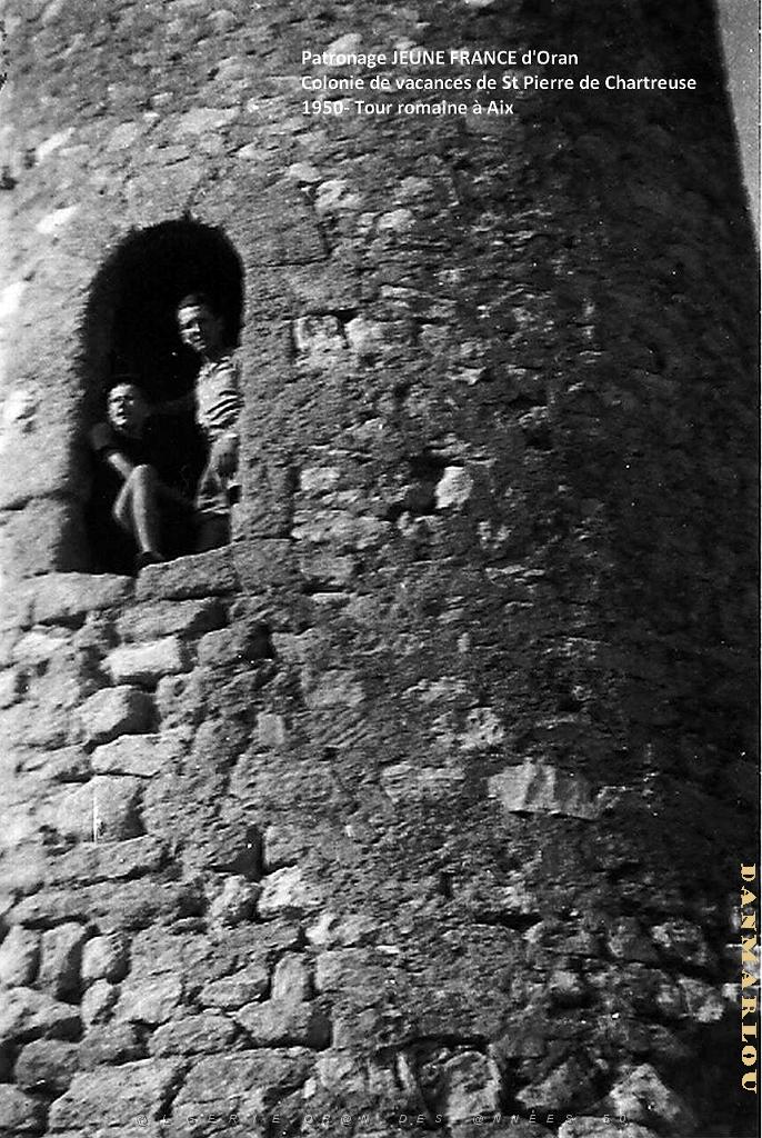 COLO JEUNE FRANCE 1950 dans la tour romaine.jpg